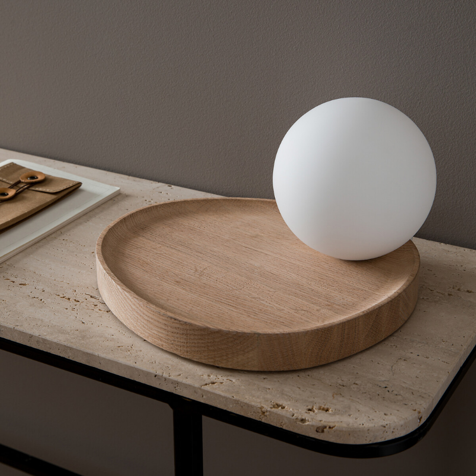 Lampe à poser, globe opaline/chêne, Hannasta