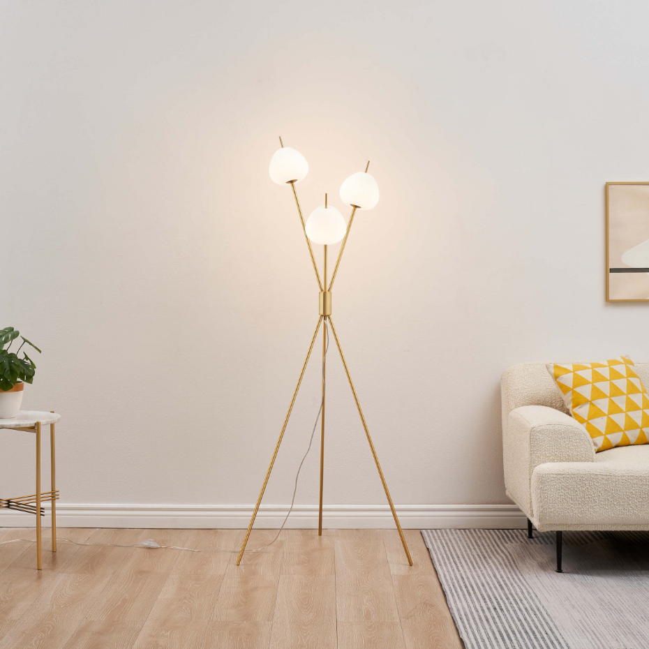 Lampadaire à trois verres opalins - OLANTA