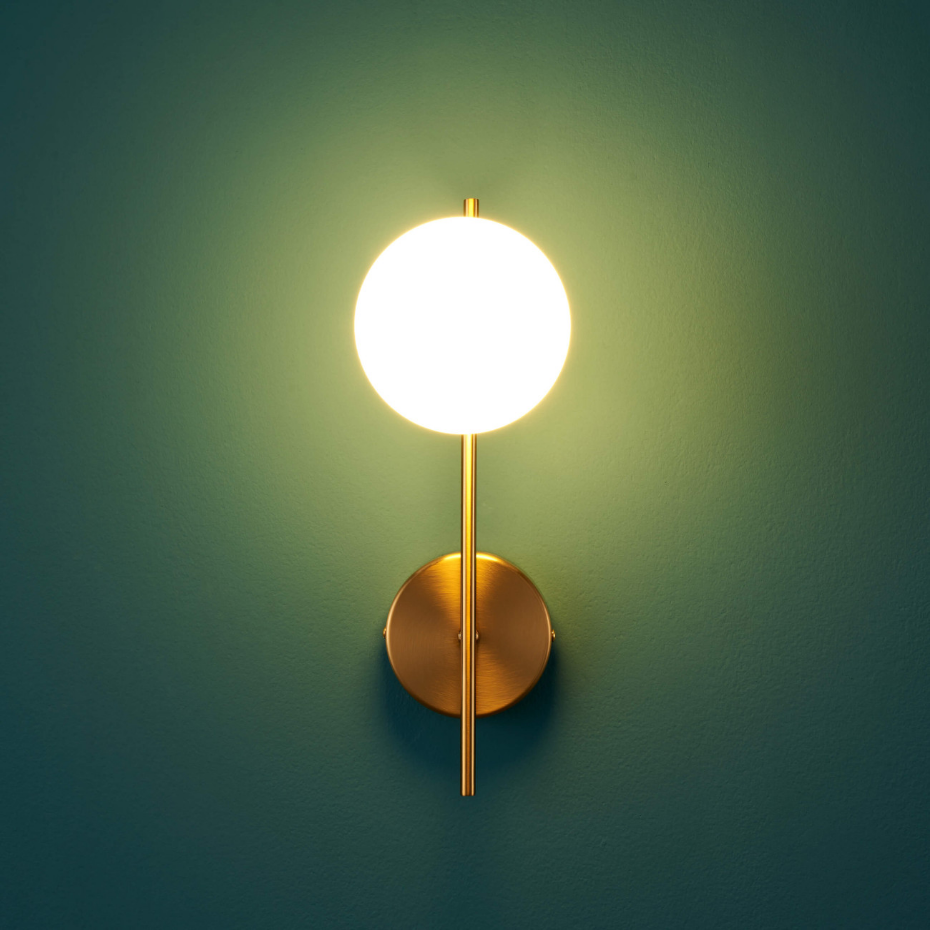 Applique avec globe en verre blanc – NEIRA