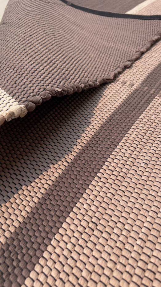 Tapis en fibres recyclées tissé à la main LEONOR