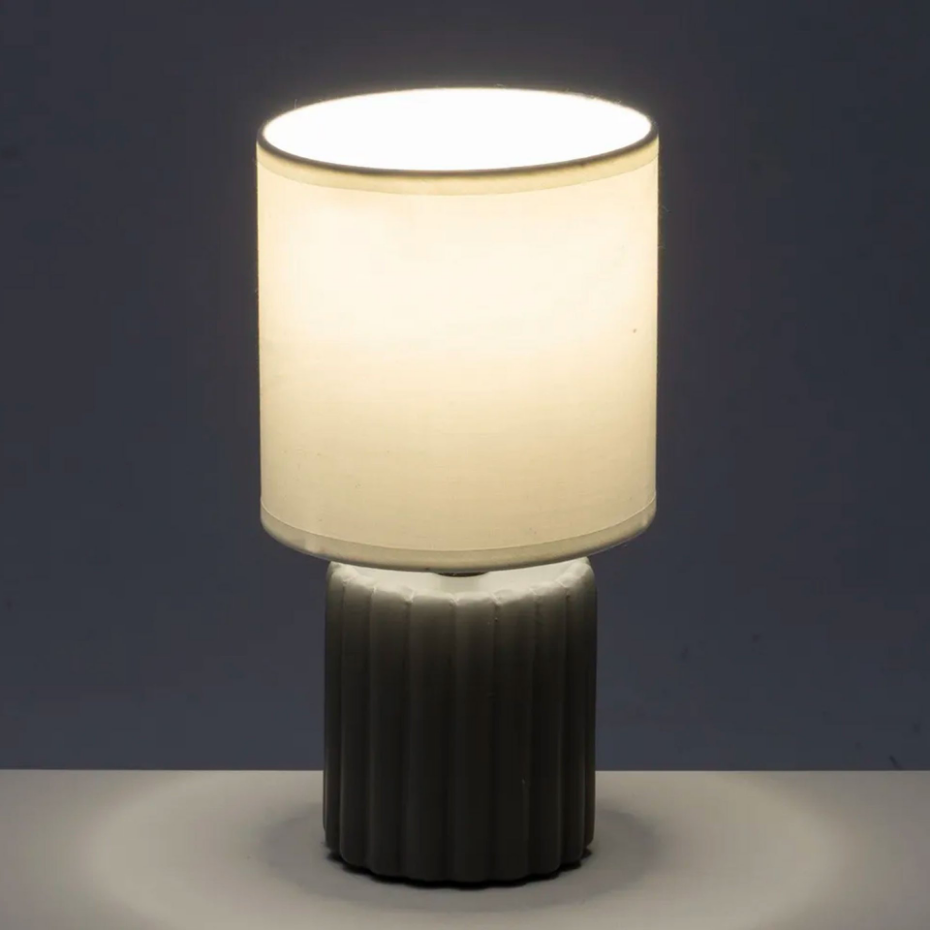 Lampe à poser céramique gris et abat-jour blanc 13x13x24cm