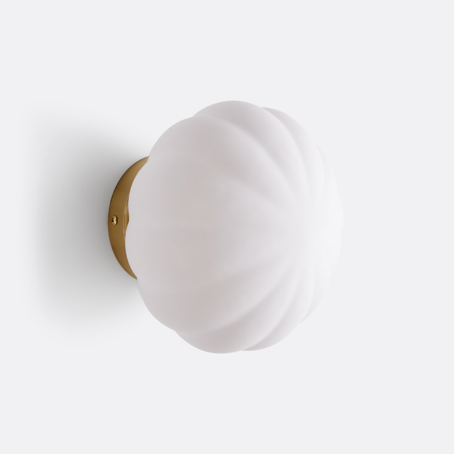 Applique ou plafonnier, en laiton et verre opaline, AMIA