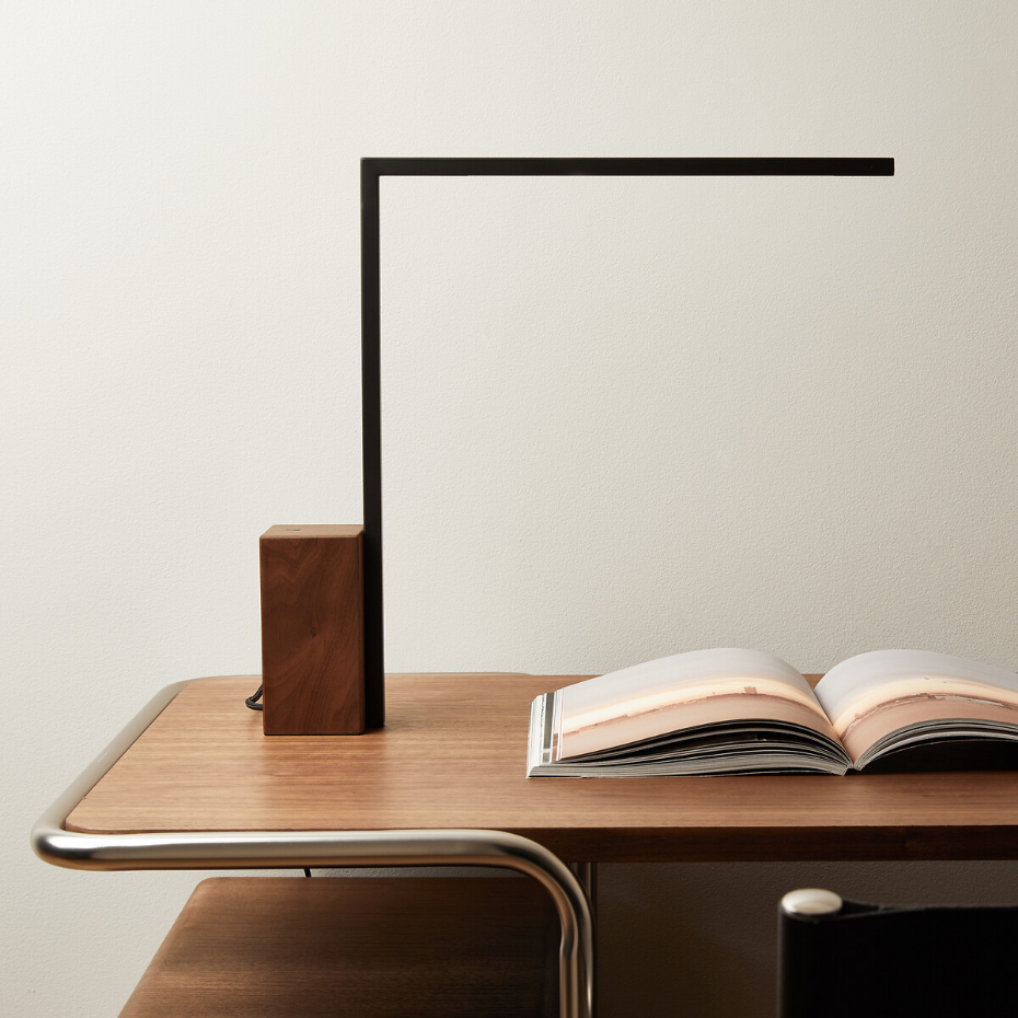 Lampe de bureau métal fer et noyer, Ikori