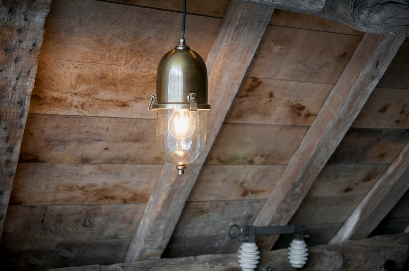 Lampe suspendue en laiton KAPSULA