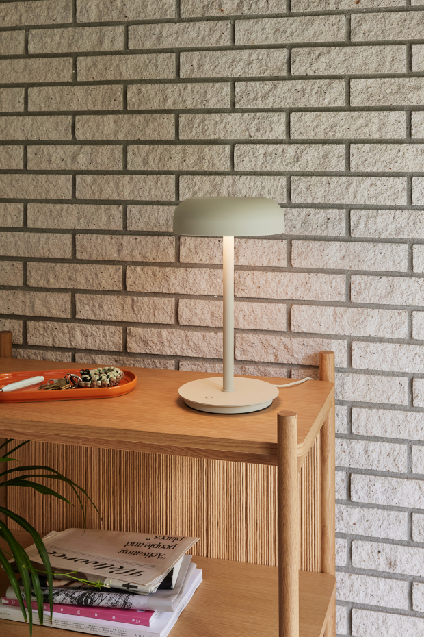 Lampe de table en fer et polycarbonate VELO.
