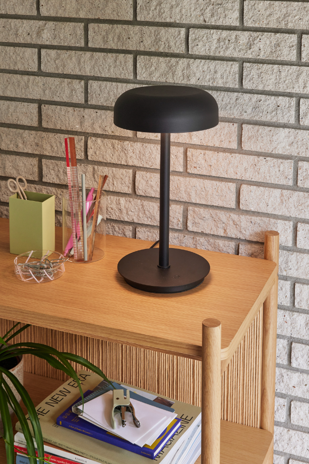 Lampe de table en fer et polycarbonate VELO.