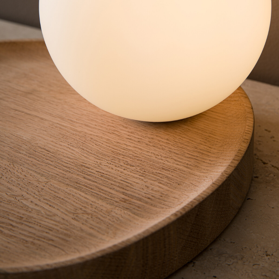 Lampe à poser, globe opaline/chêne, Hannasta