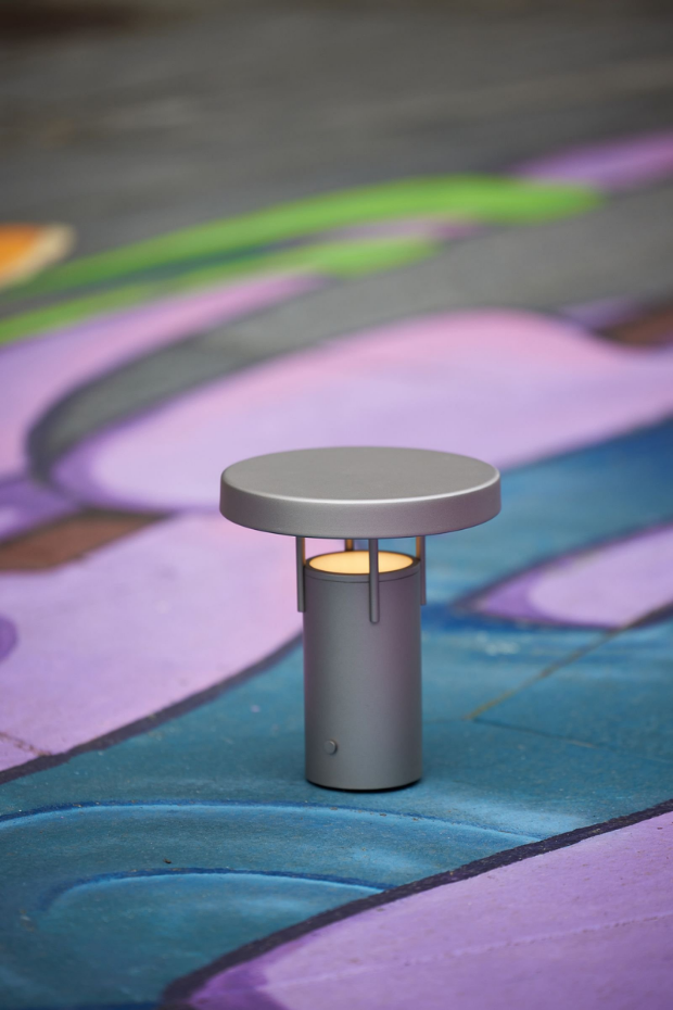 Lampe portable en acrylique et fer BRINGME