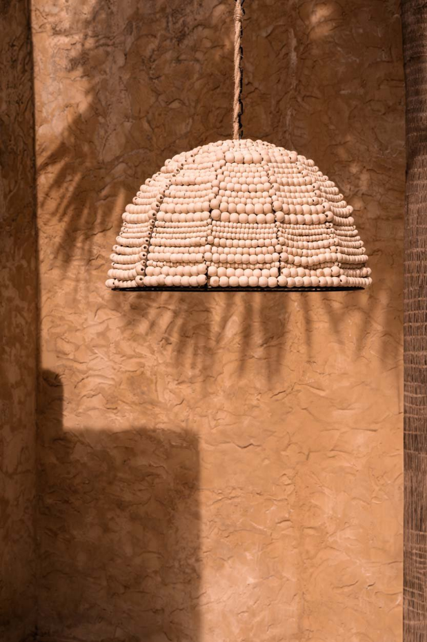 Suspension en bois et fer WOODEN BEAD DOME
