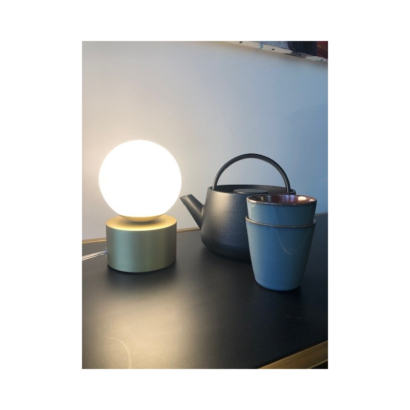 Lampe De Chevet Perle En Verre Blanc Depoli Et Laiton Satiné