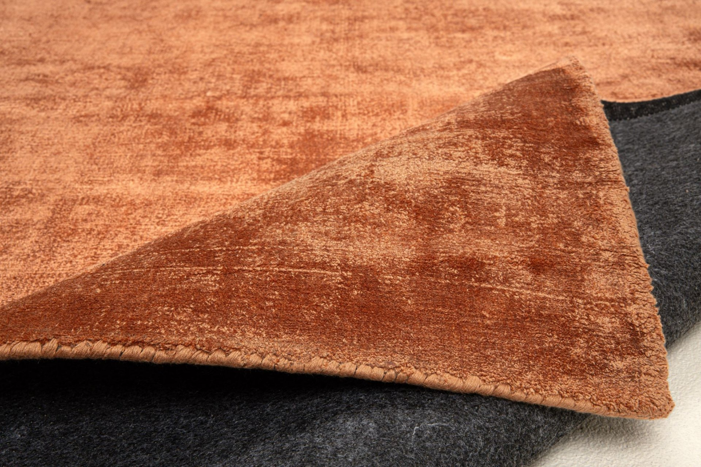 Tapis en viscose tissé main aspect vieilli - Shine