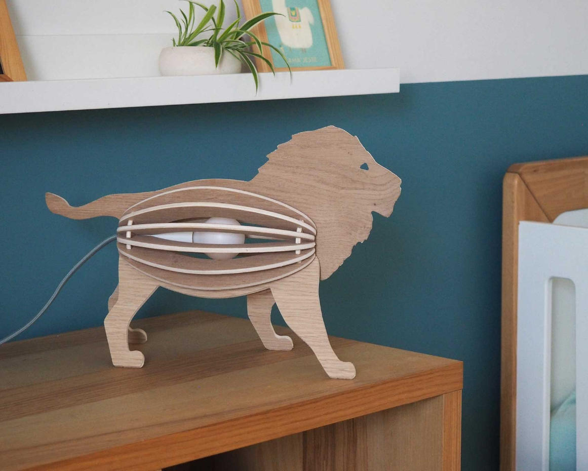 Lampe à poser en chêne Lion - ZOOO SAVANE