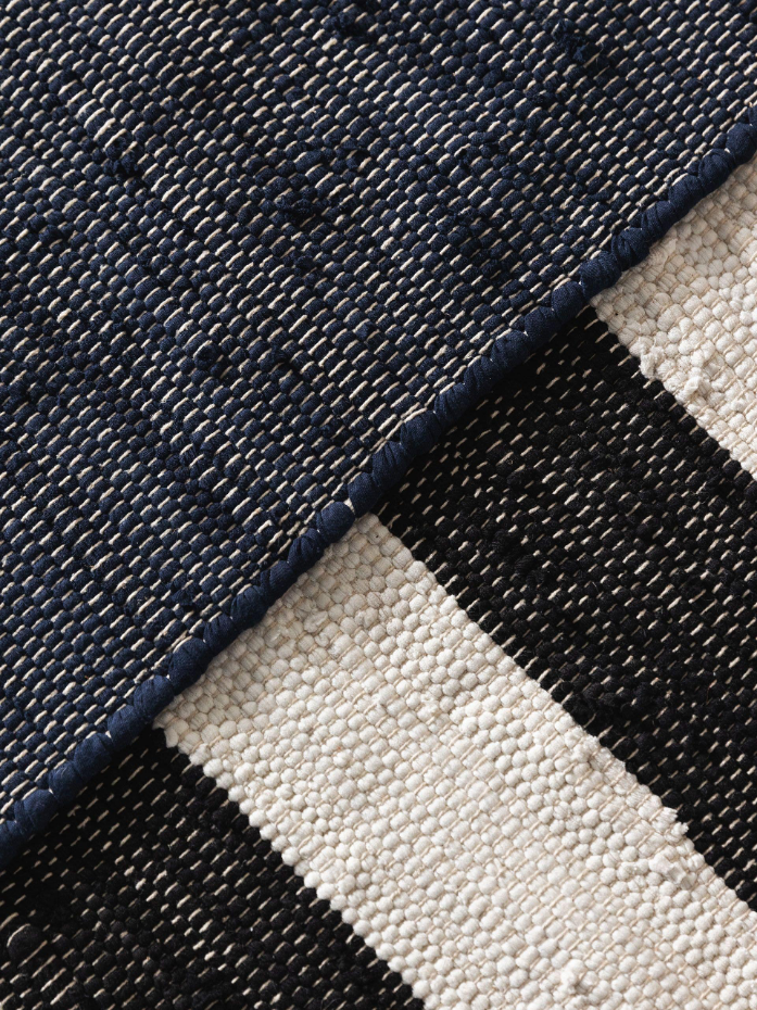 Tapis fabriqué à partir de matériaux recyclés tissé main TOM