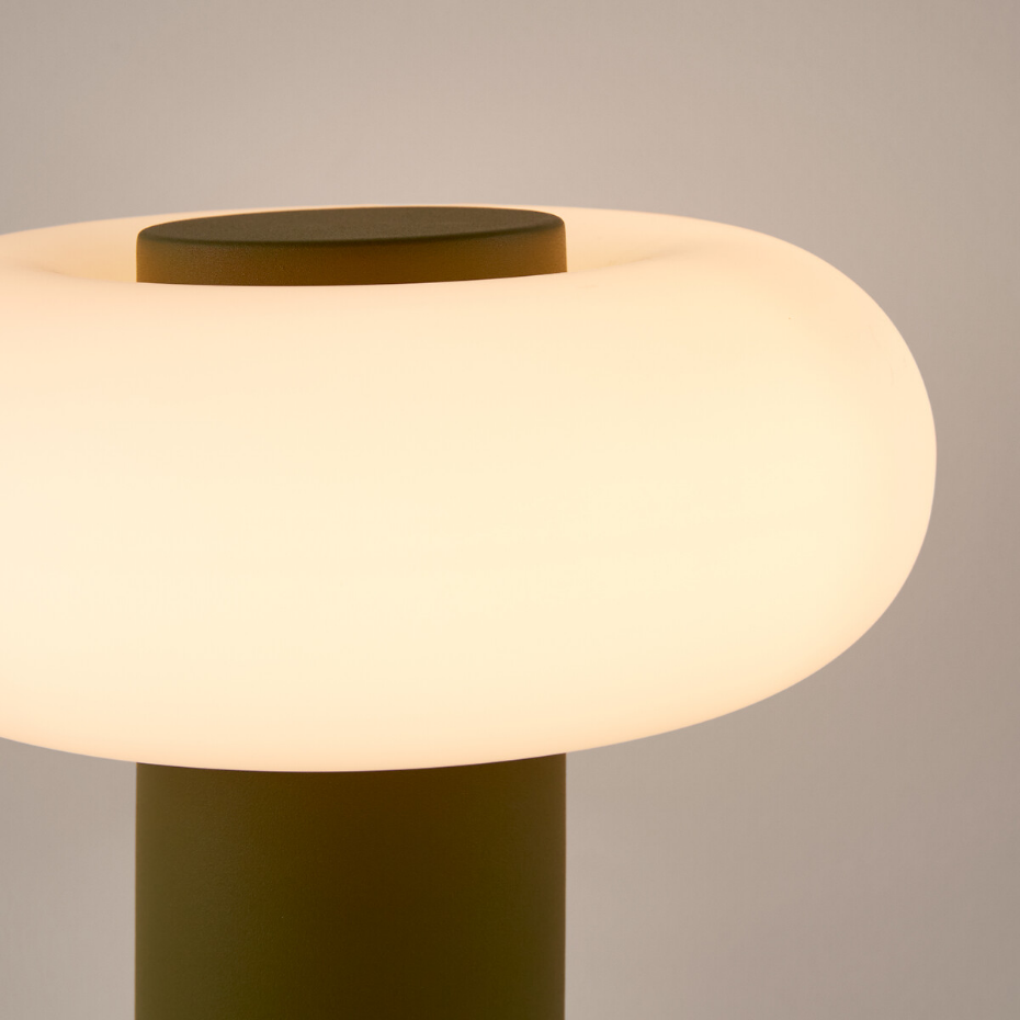 Lampe à poser, en métal fer et opaline, H25,6 cm, OMER