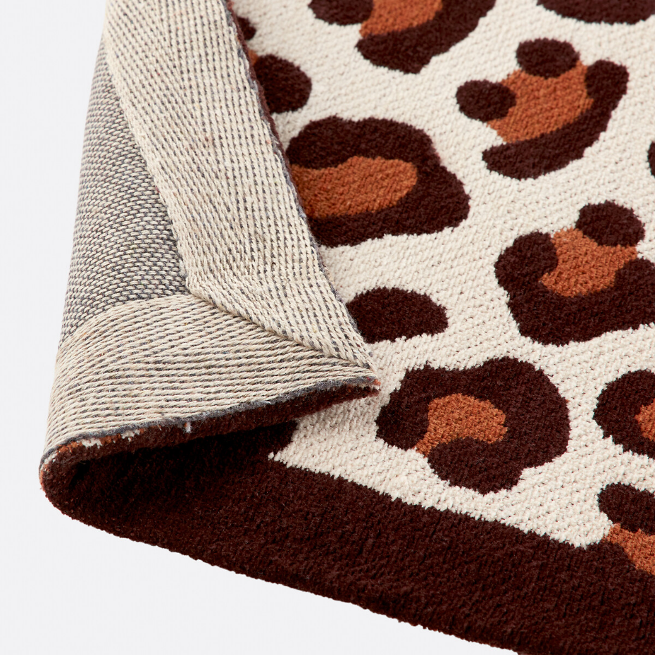 Tapis motif léopard, Nimia