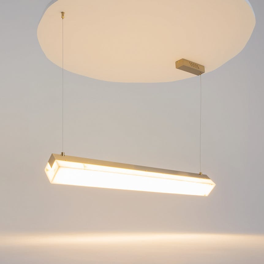 Suspension îlot de cuisine LED – barre albâtre & or ELY