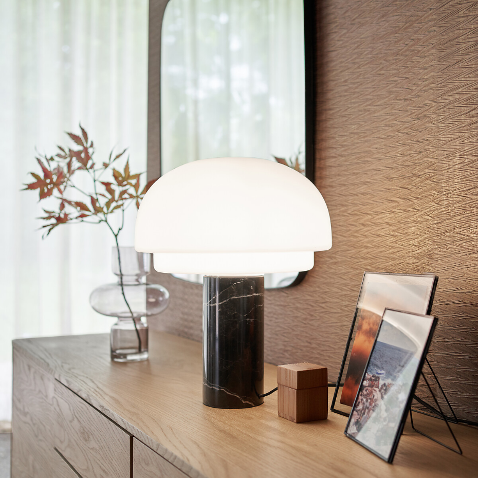 Lampe à poser, en opaline et marbre, hauteur 43,1 cm, AGATHILDA