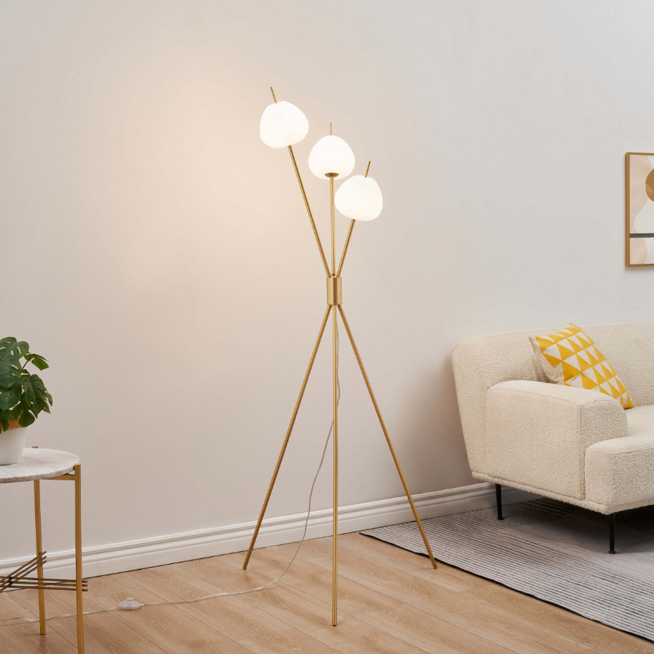 Lampadaire à trois verres opalins - OLANTA
