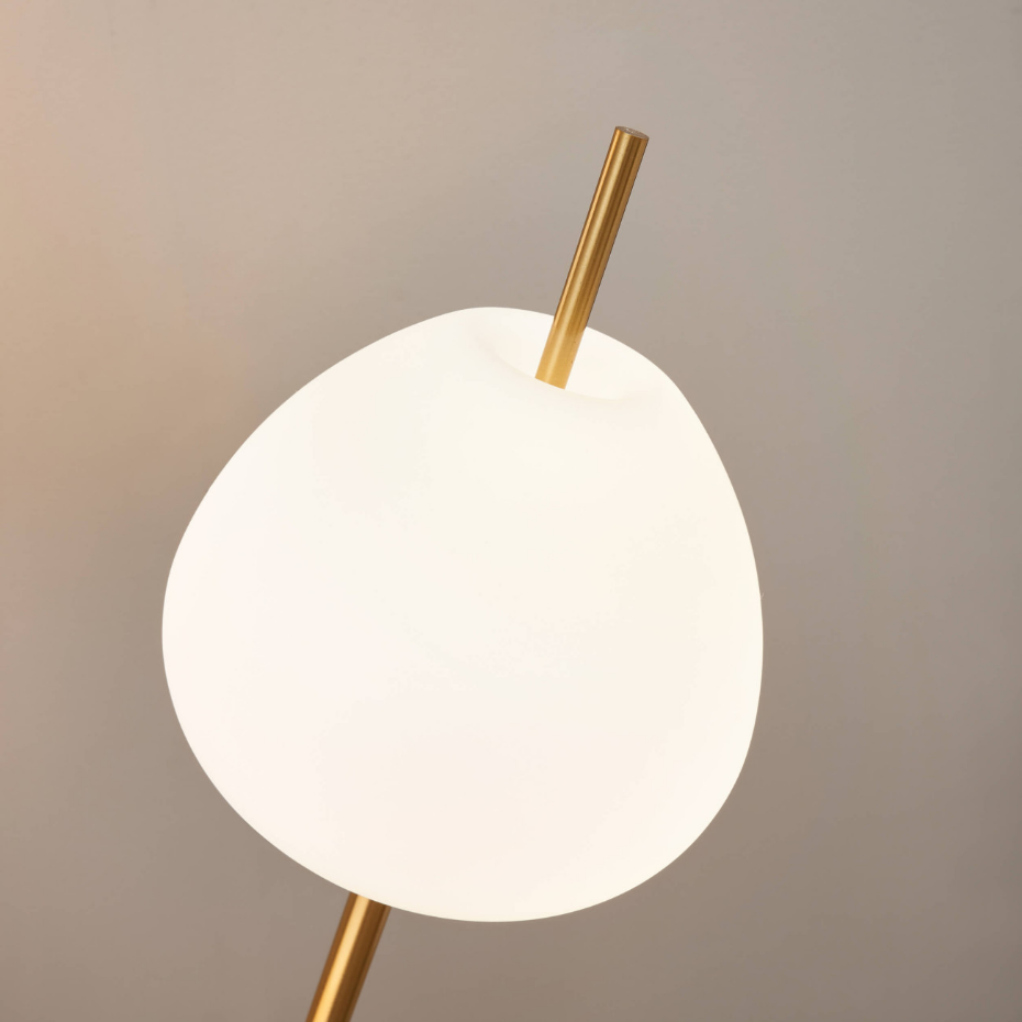 Lampadaire à trois verres opalins - OLANTA