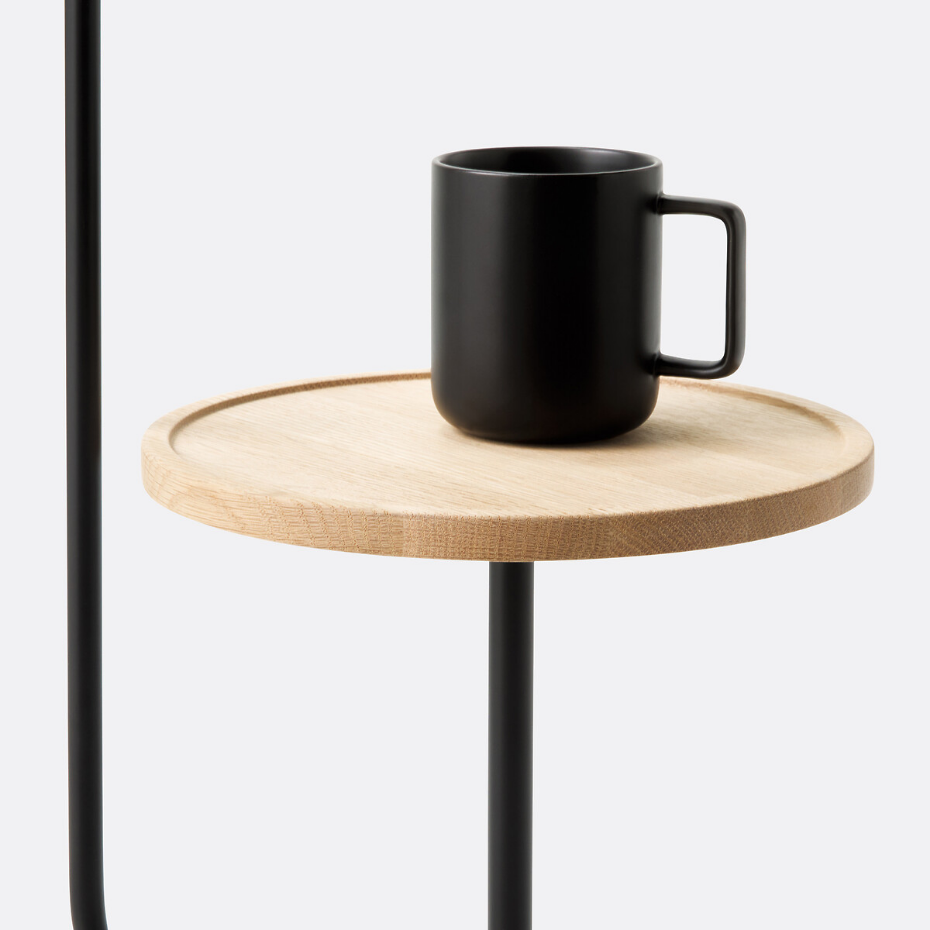 Lampadaire avec tablette métal fer et chêne, Mugli