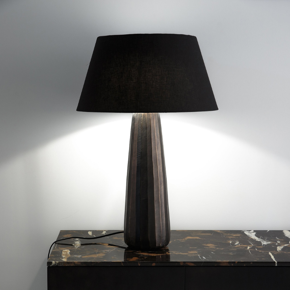 Lampe à poser métal gravé Lotka