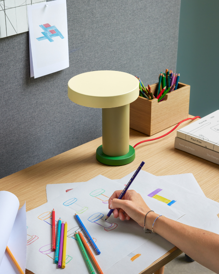 Lampe de table en fer et polycarbonate MAGIC