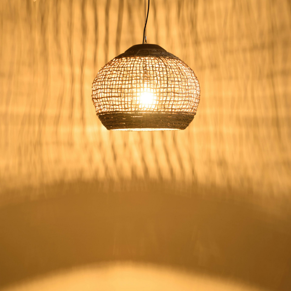 Suspension boule 60x60cm en abaca couleur naturelle et teck FOLELLI