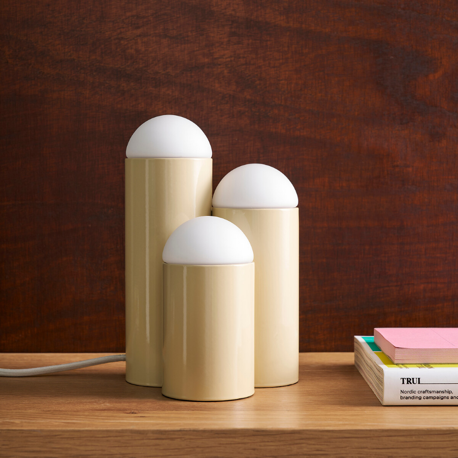 Lampe à poser métal fer et opaline, Quillo