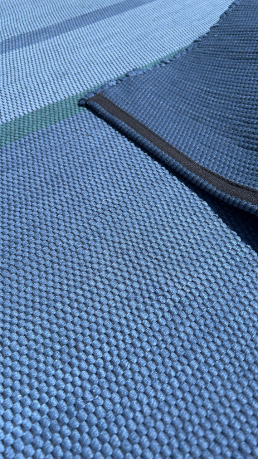 Tapis en fibres recyclées tissé à la main LEONOR