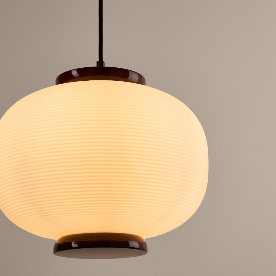Suspension en verre opaline rainuré et métal fer, diamètre 33 cm, TILAN