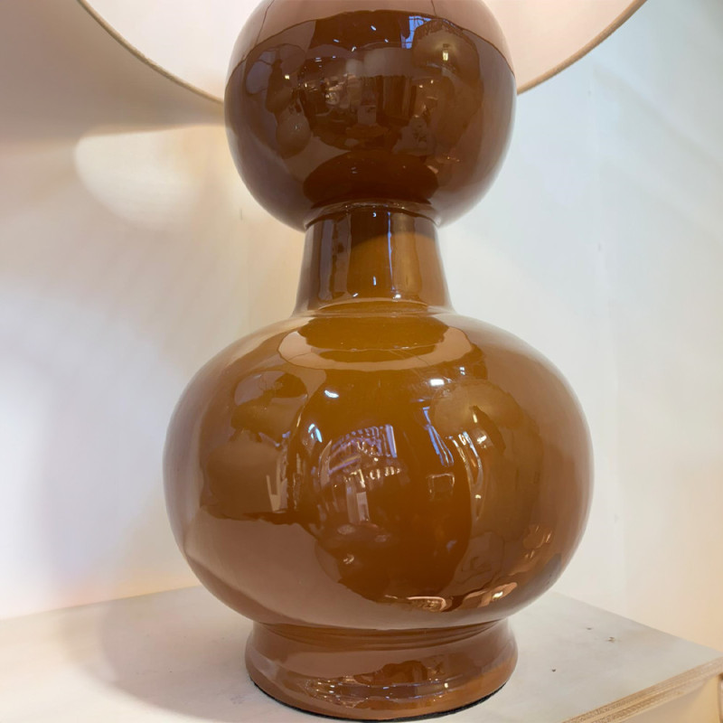 Grande lampe à poser métal laqué caramel Laki