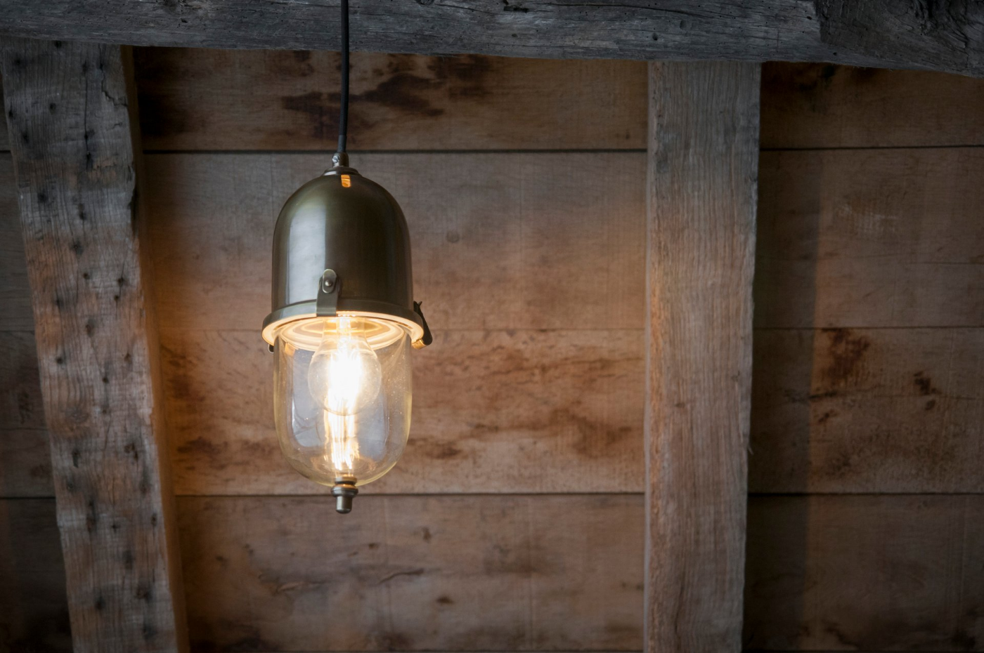 Lampe suspendue en laiton KAPSULA