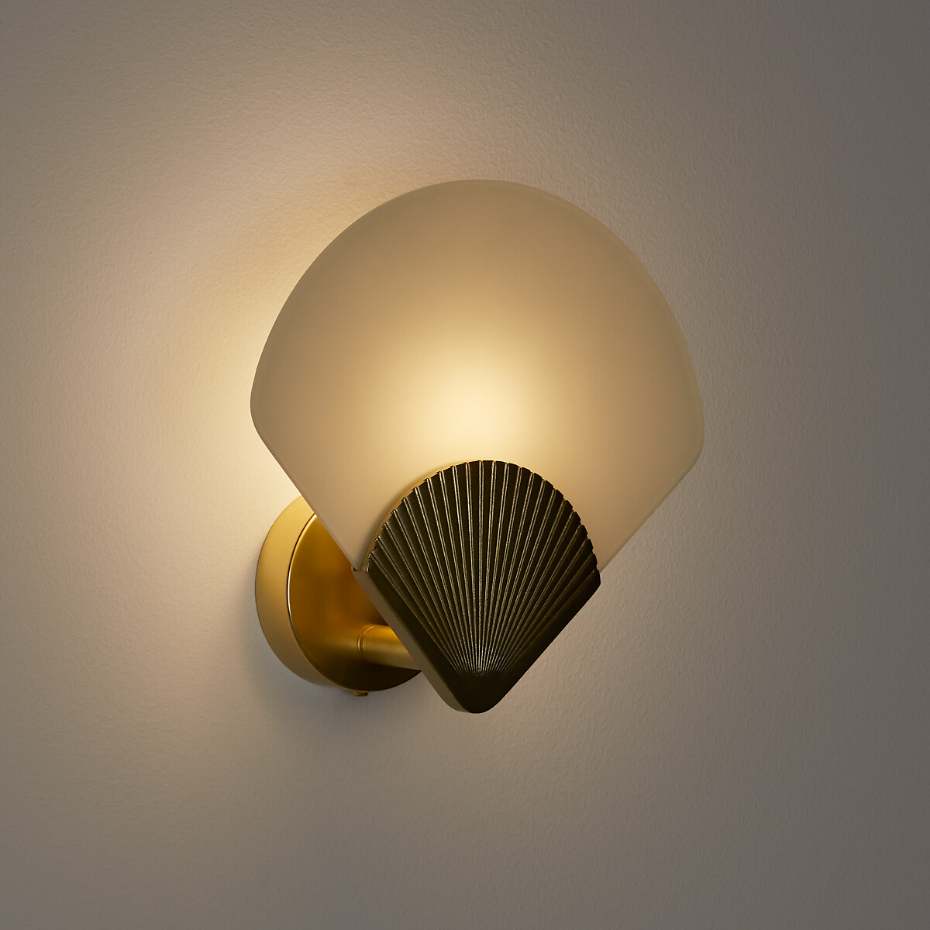 Applique laiton et verre opaline, Alcance