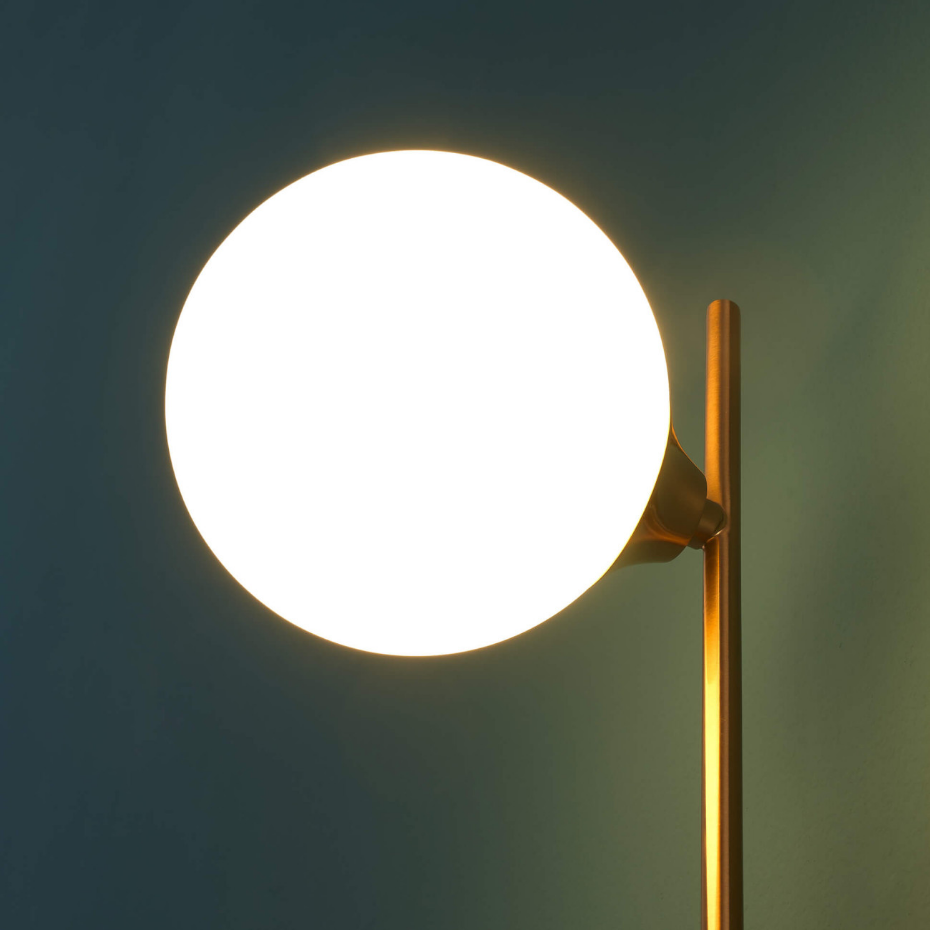 Applique avec globe en verre blanc – NEIRA