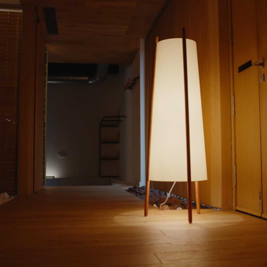 Lampadaire design en bois scandinave, WOODY