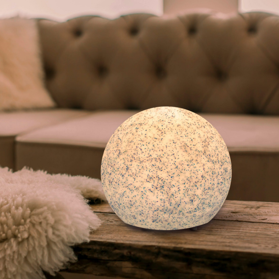 Lampe de table en plastique recyclé, DELMAR