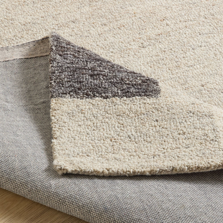 Tapis en laine tufté main aux couleurs douces et bordures