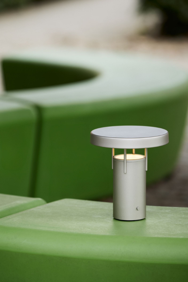 Lampe portable en acrylique et fer BRINGME
