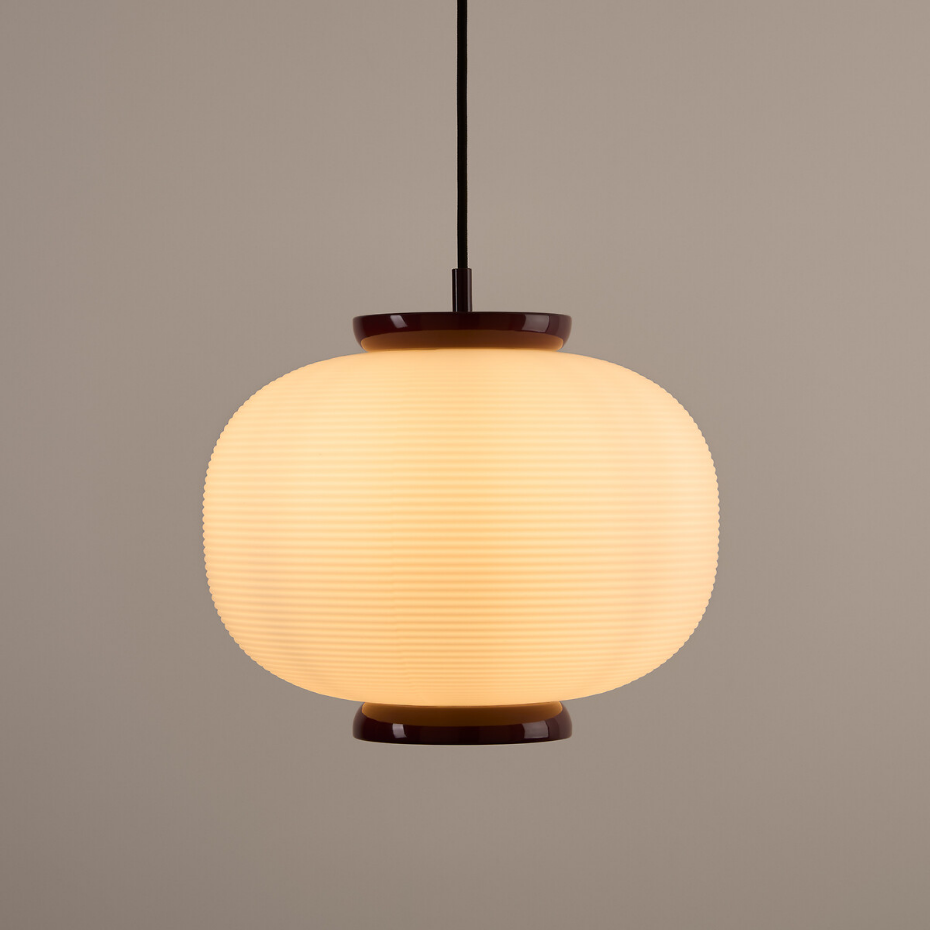 Suspension en verre opaline rainuré et métal fer, diamètre 33 cm, TILAN