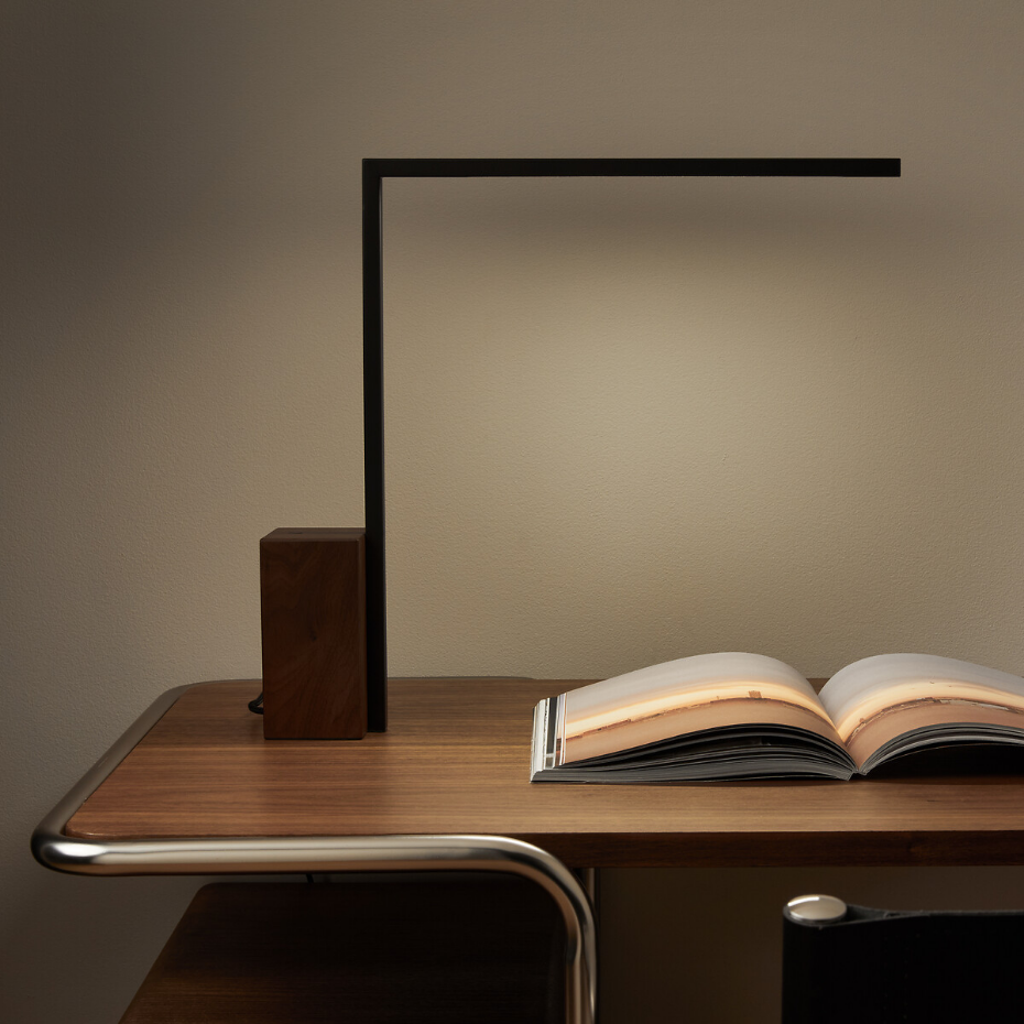 Lampe de bureau métal fer et noyer, Ikori