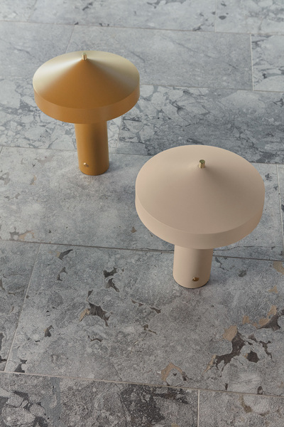 Lampe en métal avec abat-jour