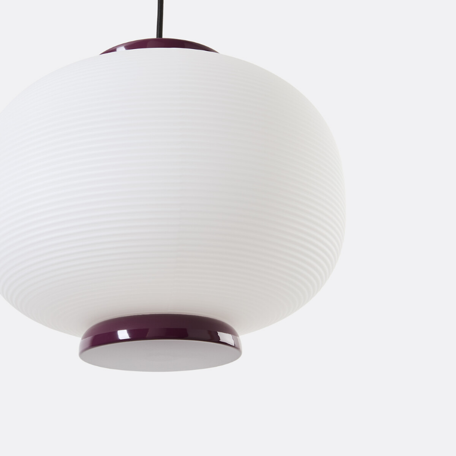 Suspension en verre opaline rainuré et métal fer, diamètre 33 cm, TILAN