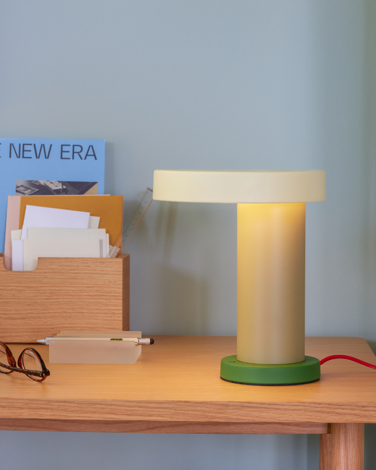 Lampe de table en fer et polycarbonate MAGIC
