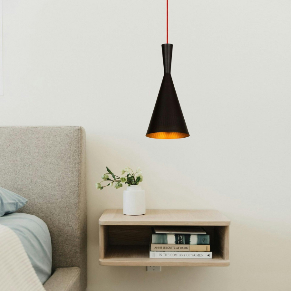 Lampe de chevet suspendue noire mat câble rouge, forme cône SILE