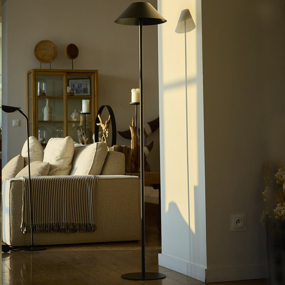 Lampadaire solaire NERIO TALL en acier noir H150cm
