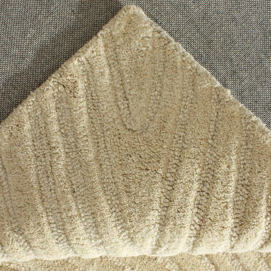Tapis salon VYTA fait à la main en Laine, motif design ton sur ton