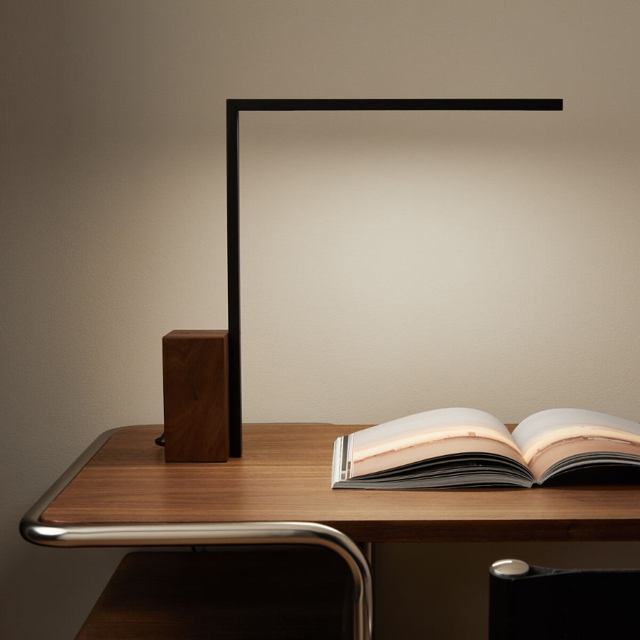 Lampe de bureau métal fer et noyer, Ikori