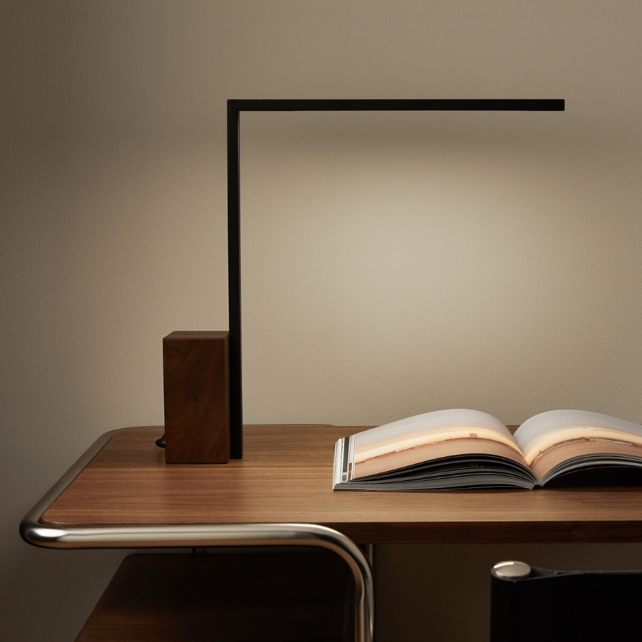 Lampe de bureau métal fer et noyer, Ikori