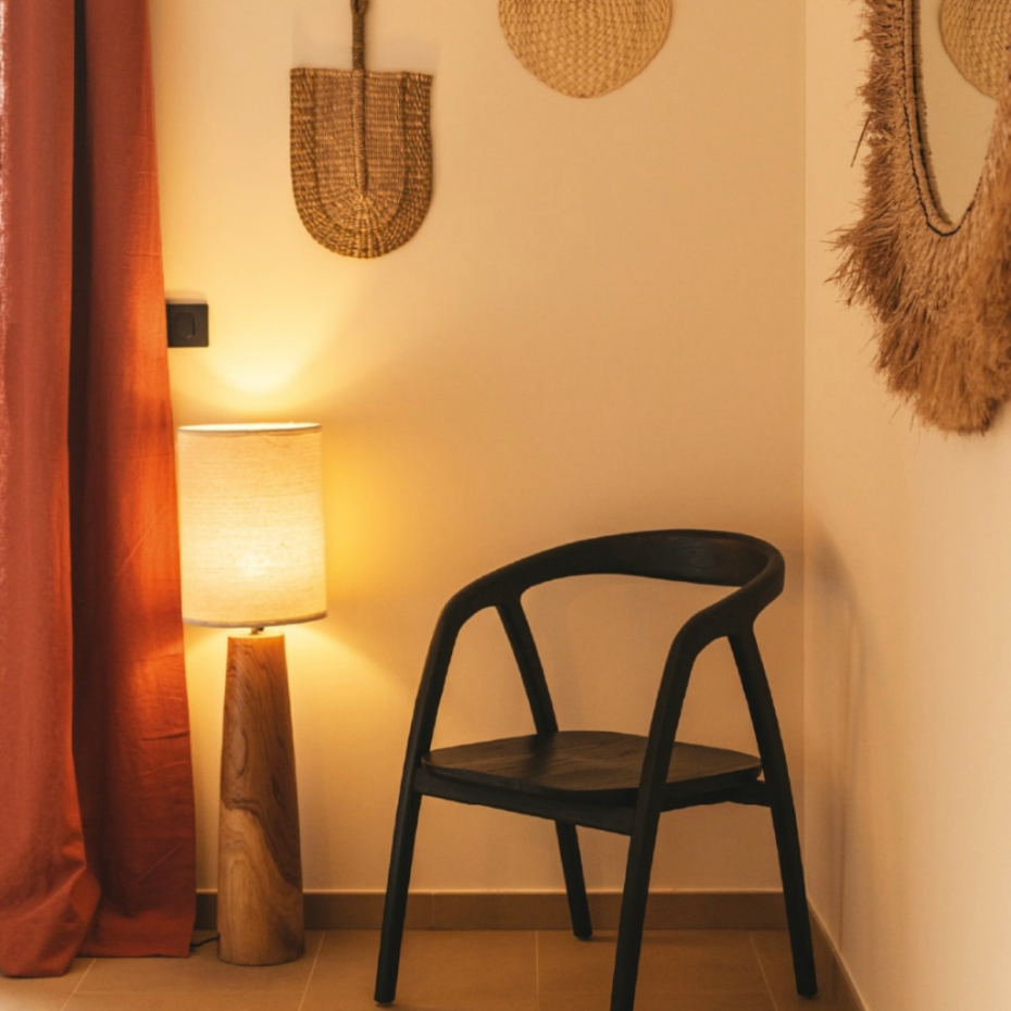 Lampe à poser en teck avec abat-jour en lin AGATHE