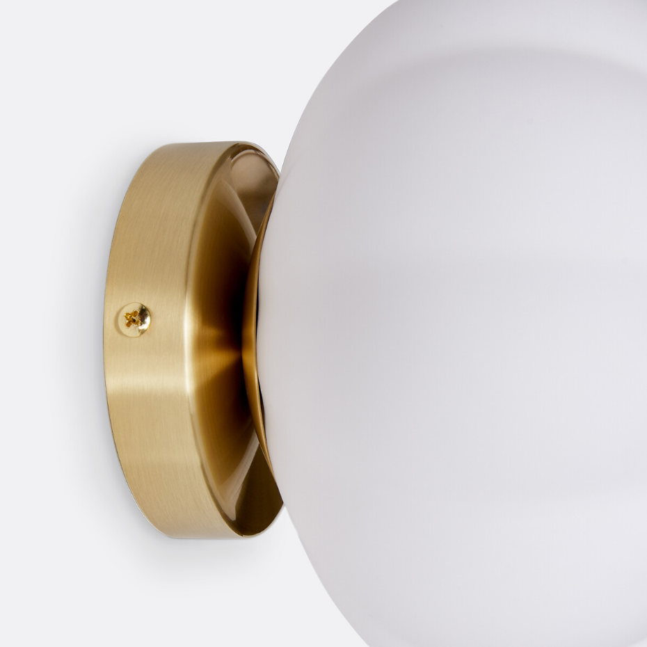 Applique ou plafonnier, en laiton et verre opaline, AMIA